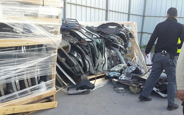 A Defense Ministry employee discovers bulletproof plating in a shipment of car parts on its way to the Gaza Strip through the Kerem Shalom Crossing on December 29, 2015. (Defense Ministry Crossing Authority)