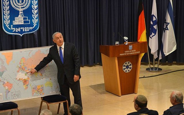 Prime Minister Benjamin Netanyahu meets with a delegation of young leaders from Germany at the Ministry of Foreign Affairs, December 3, 2015 (Kobi Gideon/GPO)
