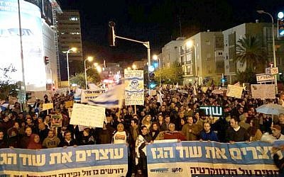 Protesters in Tel Aviv demonstrate on December 5, 2015, against a government plan to bypass anti-trust regulations in order to approve a controversial gas deal with US energy giant Noble Energy (Channel 2)