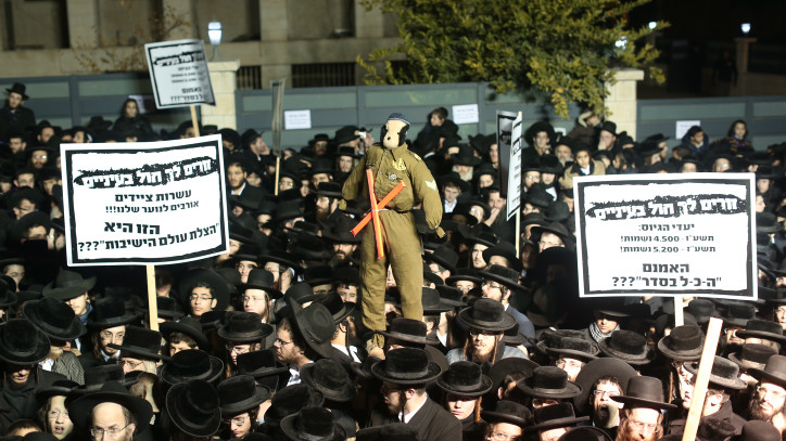 Ultra-orthodox Jewish men protest against the army draft, in Jerusalem's Mea Shearim neighborhood, December 22, 2015. (Yonatan Sindel/Flash90) 