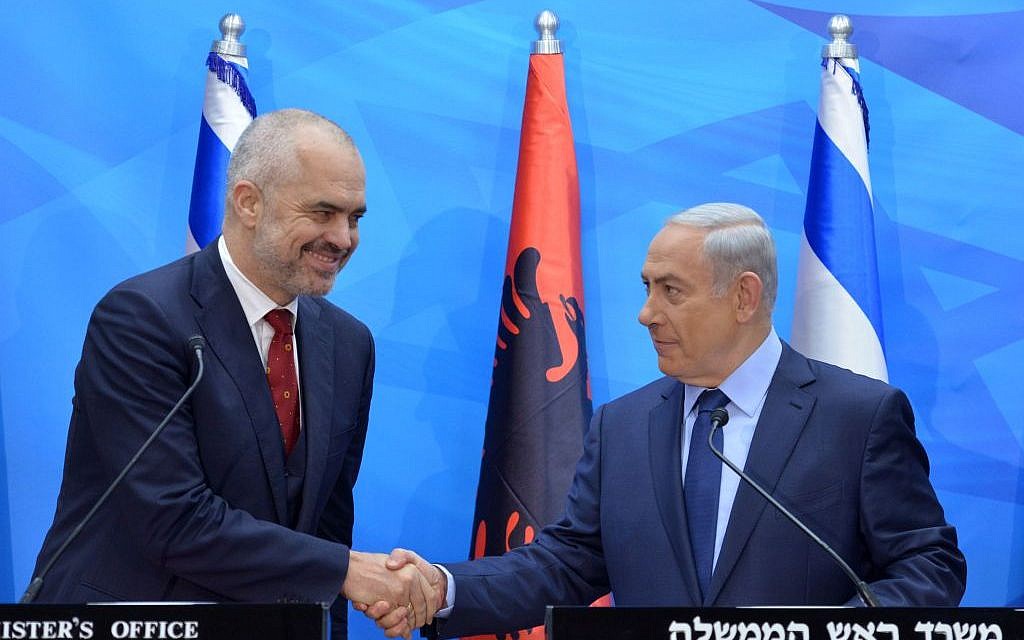 Prime Minister Benjamin Netanyahu poses for a picture with his Albanian counterpart, Edi Rama, ahead of a meeting in Jerusalem in 2015. (Kobi Gideon/GPO)