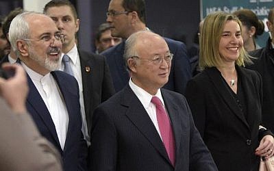 (Left to right) Iranian Foreign Minister Mohammad Javad Zarif , IAEA director general Yukiya Amano and EU foreign policy chief Federica Mogherini arrive for a news conference in Vienna on January 16, 2016 (AFP / APA / HANS PUNZ)