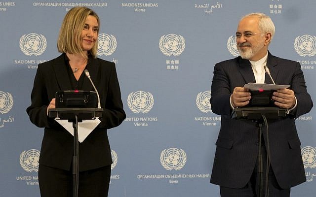 Iranian Foreign Minister Mohammad Javad Zarif (R) and EU foreign policy chief Federica Mogherini hold a joint press conference during the E3/EU+3 and Iran talks at the International Atomic Energy Agency headquarters in Vienna on January 16, 2016. (AFP/Joe Klamar)