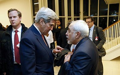 US Secretary of State John Kerry (left) speaks with Iranian Foreign Minister Mohammad Javad Zarif in Vienna, Austria, on January 16, 2016. (AFP/Kevin Lamarque/Pool)