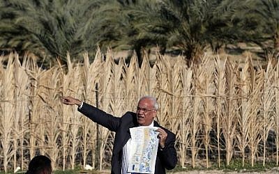 Palestinian chief negotiator Saeb Erekat shows a map as he addresses journalists on January 20, 2016 in the West Bank city of Jericho. (AFP/AHMAD GHARABLI)