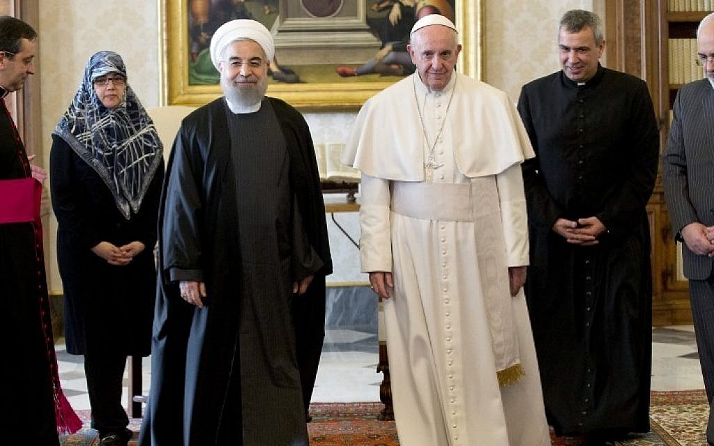 Pope Francis (2nd R) poses during his meeting with Iranian President Hassan Rouhani (3rd R) flanked by Iranian Foreign Minister Mohammad Javad Zarif (R) on January 26, 2016, at the Vatican (AFP / POOL / ANDREW MEDICHINI)