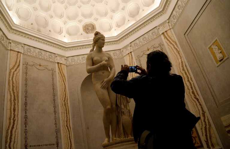 A visitor pictures the Venere Capitolina or Capitoline Venus on display at Rome's Capitoline Museum on Capitol Hill, Rome, Italy, January 26, 2016. (AFP/FILIPPO MONTEFORTE)