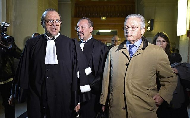 Franco-American art-dealer Guy Wildenstein (right), and his lawyers leave the Paris courthouse on January 4, 2016, after the first day in the trial of several members of the Wildenstein art-dealing dynasty on charges of tax fraud and money-laundering. (AFP/Alain Jocard)