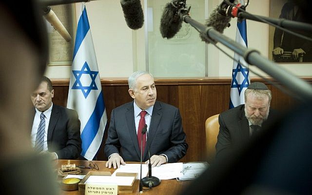 Prime Minister Benjamin Netanyahu (center) chairs the weekly cabinet meeting at his office in Jerusalem, on January 17, 2016. (AFP/Dan Balilty/Pool)