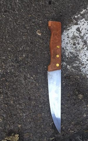 The knife used in the stabbing attack outside of the Jerusalem Central Bus Station on December 27, 2015. (Israel Police) 
