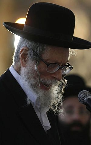 Rabbi Eliezer Berland, one of the leaders of the Breslov hassidic movement, participant in a mass prayer at the Western Wall, Jerusalem. Jan. 25, 2012. (Uri Lenz/FLASH90)