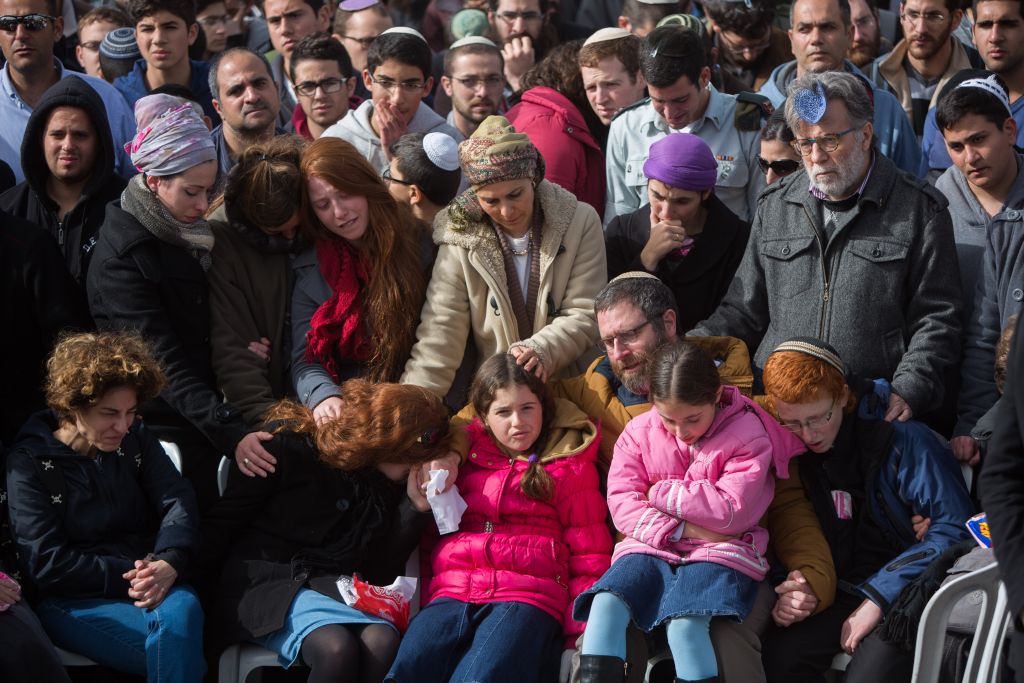 The family of Dafna Meir at her funeral in Jerusalem on January 18, 2106. Meir was stabbed to death at the entrance to her home in the settlement of Otniel on January 17. (Yonatan Sindel/Flash90)