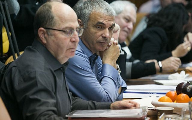 Defense Minister Moshe Ya'alon (left) and Finance Minister Moshe Kahlon at the weekly cabinet meeting at PM Netanyahu's office in Jerusalem on January 24, 2016. (Ohad Zwigenberg/POOL)