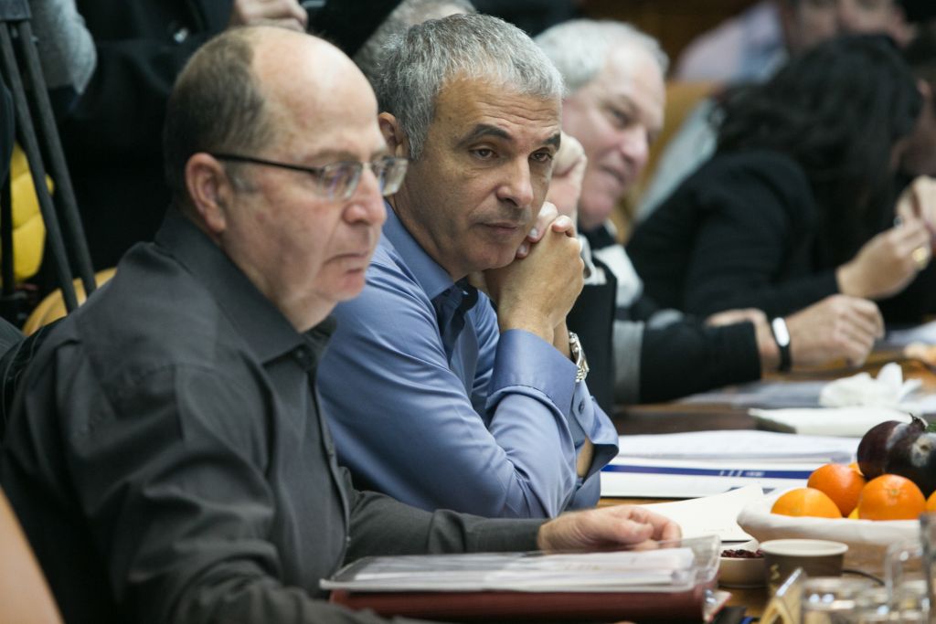 Defense Minister Moshe Ya'alon (left) and Finance Minister Moshe Kahlon at the weekly cabinet meeting at PM Netanyahu's office in Jerusalem on January 24, 2016. (Ohad Zwigenberg/POOL)
