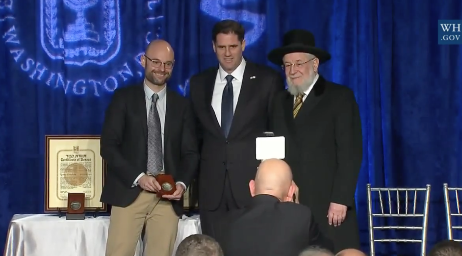Awards are presented by Ambassador Ron Dermer and former Israeli chief rabbi Yisrael Meir Lau at a Holocaust remembrance ceremony at the Israeli Embassy in Washington, January 27, 2016 (YouTube screenshot)