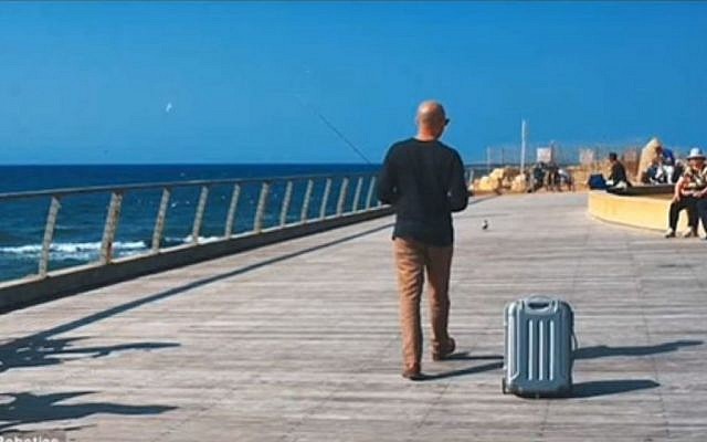Israeli company NUA Robotics unveiled its robotic suitcase that follows travelers around in January 2016. (Screen capture: YouTube)