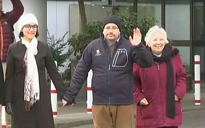 Washington Post reporter Jason Rezaian, center, appears with his wife Yeganeh Salehi and mother Mary Reazaian in Germany on January 20, 2016, following his release from Iranian custody (screen capture: YouTube)