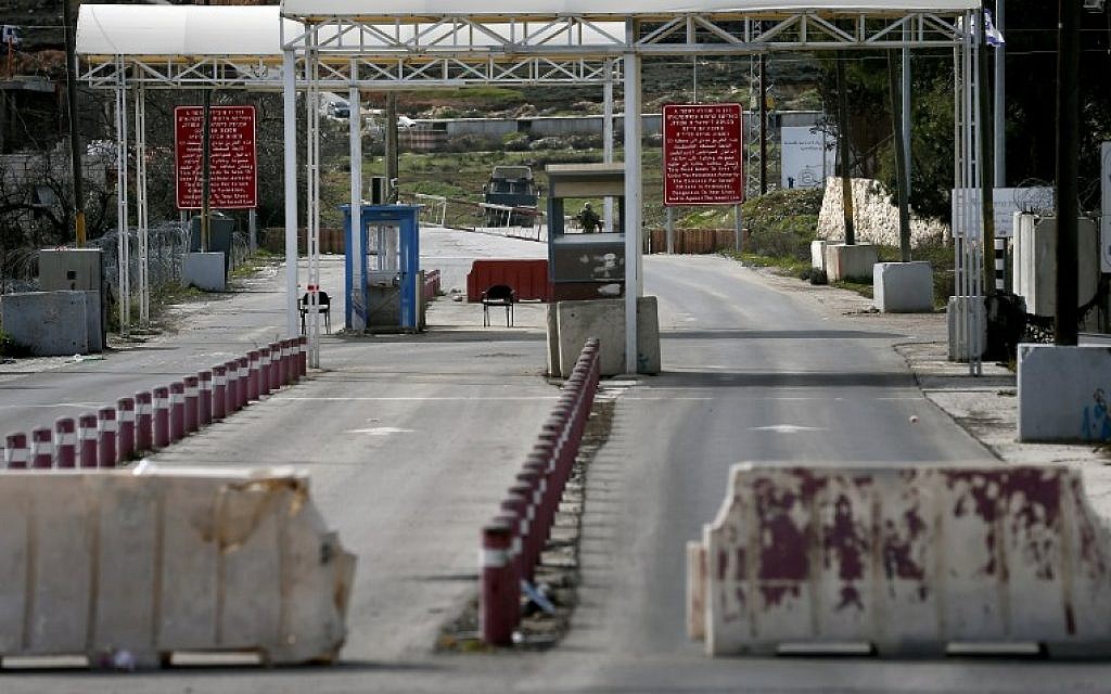 An Israeli soldier stands guard at a checkpoint near the Beit El settlement on the outskirts of West Bank city of Ramallah, on a road linking Ramallah and Jerusalem on February 1, 2016. (AFP/Thomas Coex)