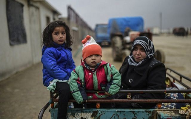 Refugee children arrive at the Turkish border crossing gate as Syrians fleeing the embattled city of Aleppo wait on February 6, 2016 in Bab al-Salama, near the city of Azaz, northern Syria. (AFP/BULENT KILIC)