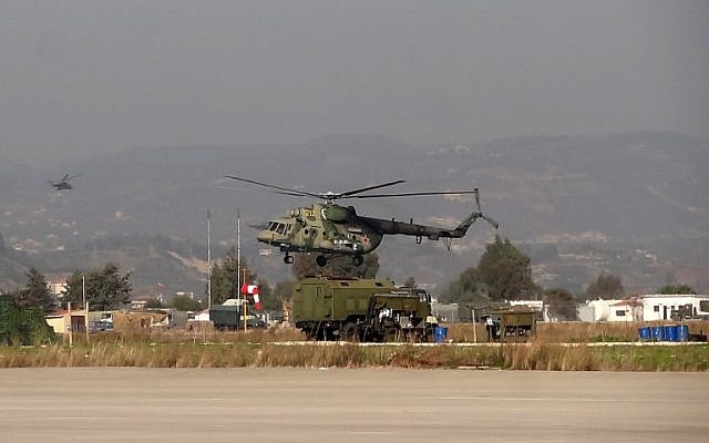 A military helicopter is seen at the Russian Hmeimim military base in Latakia province, in the northwest of Syria, on February 16, 2016. (AFP / STRINGER)