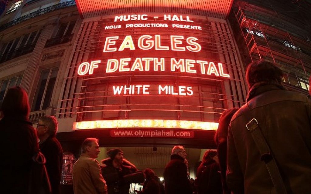People standing outside the Olympia concert venue in Paris, a few hours ahead of a concert by US rock group Eagles of Death Metal, on February 16, 2016 (AFP PHOTO / JOEL SAGET)