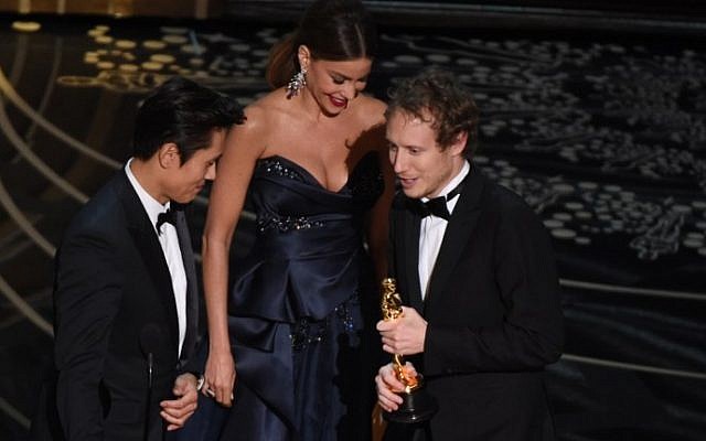 Actress Sofia Vergara and actor Byung-hun Lee present the award for Foreign Language film, Son of Saul, to director Laszlo Nemes (R) on stage at the 88th Oscars on February 28, 2016 in Hollywood, California (AFP PHOTO / MARK RALSTON)
