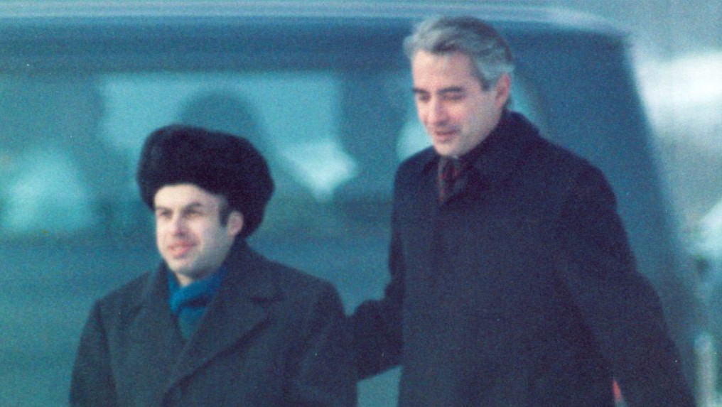 Natan (Anatoly) Sharansky is escorted by US Ambassador Richard Burt after Sharansky had crossed the border at Glienicker Bridge on Feb. 11, 1986 at the start of an East-West spy and prisoner exchange in Berlin. (AP Photo/Heribert Proepper)