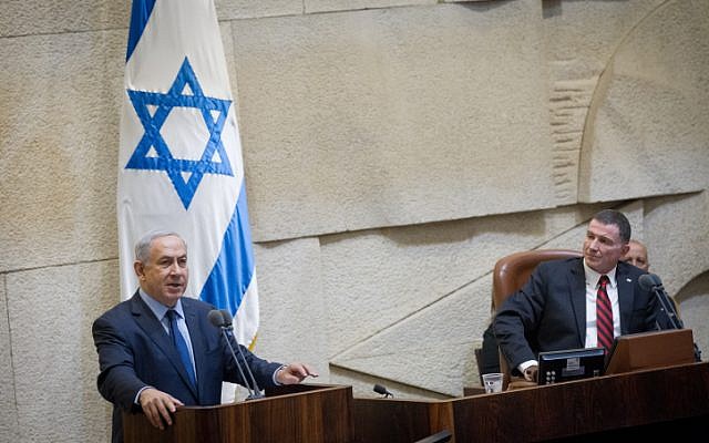 Prime Minister Benjamin Netanyahu speaks at the Knesset on December 30, 2015, flanked by Knesset Speaker Yuli Edelstein. (Miriam Alster/FLASH90)