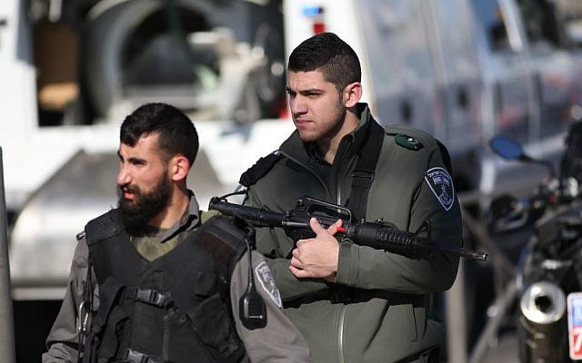 Israeli Border Police forces at the scene of a shooting and stabbing attack near Damascus Gate, Jerusalem, February 3, 2016. (Yonatan Sindel/Flash90)