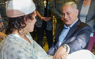 Israeli Prime Minister Benjamin Netanyahu visits a wounded Israeli border police officer at the Hadassah Hospital in Mount Scopus on February 4, 2016. Mirilashvili was injured a day earlier in a shooting and stabbing attack near Damascus Gate in Jerusalem. Her colleague Hadar Cohen was killed. (Amos Ben Gershom/GPO)