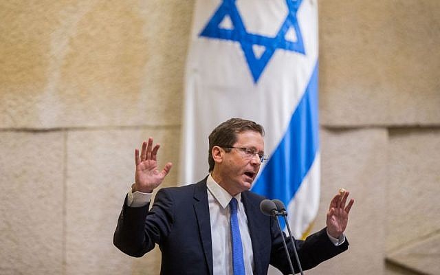 Isaac Herzog addresses the Knesset on February 10, 2016. (Yonatan Sindel/Flash90)