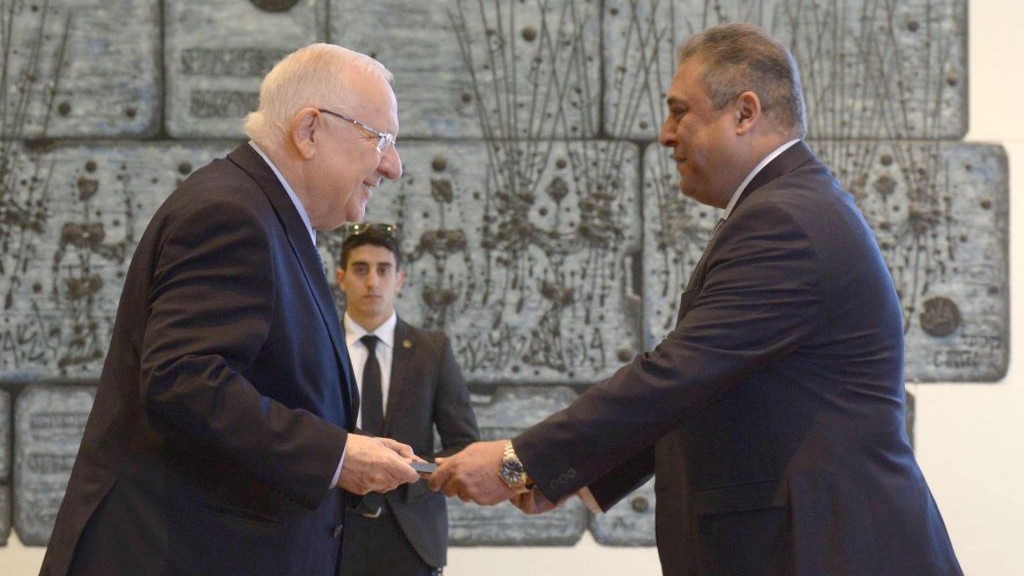 President Reuven Rivlin (L) with incoming Egyptian ambassador to Israel Hazem Khairat during a ceremony for new ambassadors at the President's Residence in Jerusalem, February 25, 2016. (Mark Neyman/GPO)