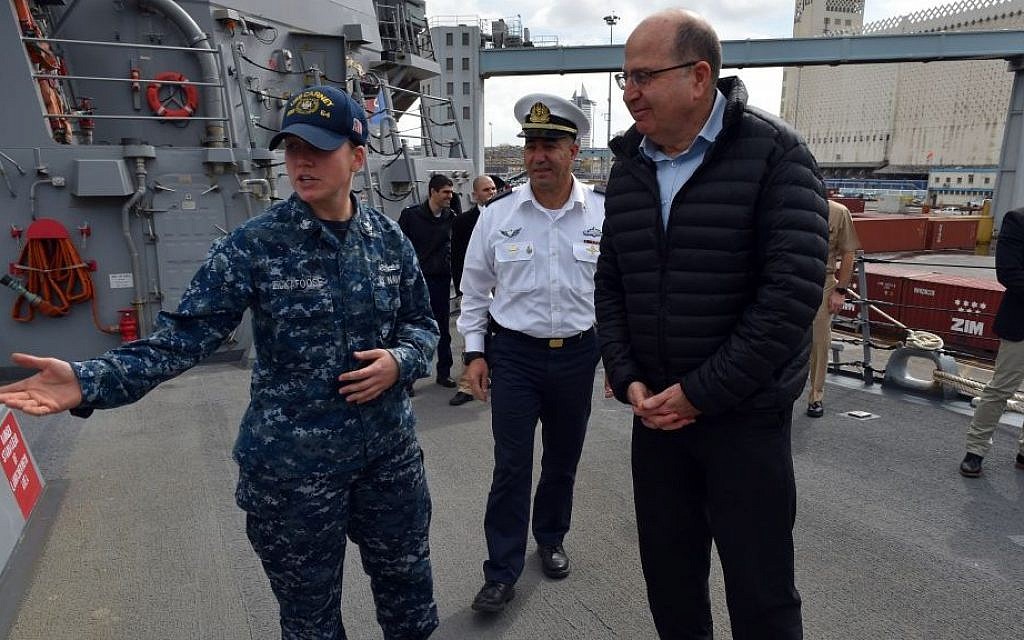 File: Moshe Yaalon, right, during a tour of the USS Carney docked in Haifa, on February 22, 2016. (Ariel Hermoni/Defense Ministry)