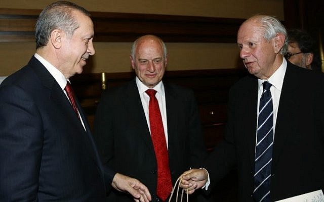 Turkish President Recep Tayyip Erdogan (left) meets with a delegation of the Conference of Presidents of Major American Jewish Organizations, led by Stephen M. Greenberg (right) and Malcolm Hoenlein (center), in Ankara, February 9, 2016. (Courtesy)