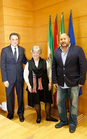 Doreen Alhadeff (center) poses with Mayor of Torremolinos Jose Ortiz (left) and David Obadia, president of the Jewish Community of Torremolinos and Spanish flags after signing her Spanish citizenship papers on February 2, 2016 in Torremolinos, Spain. (courtesy) 