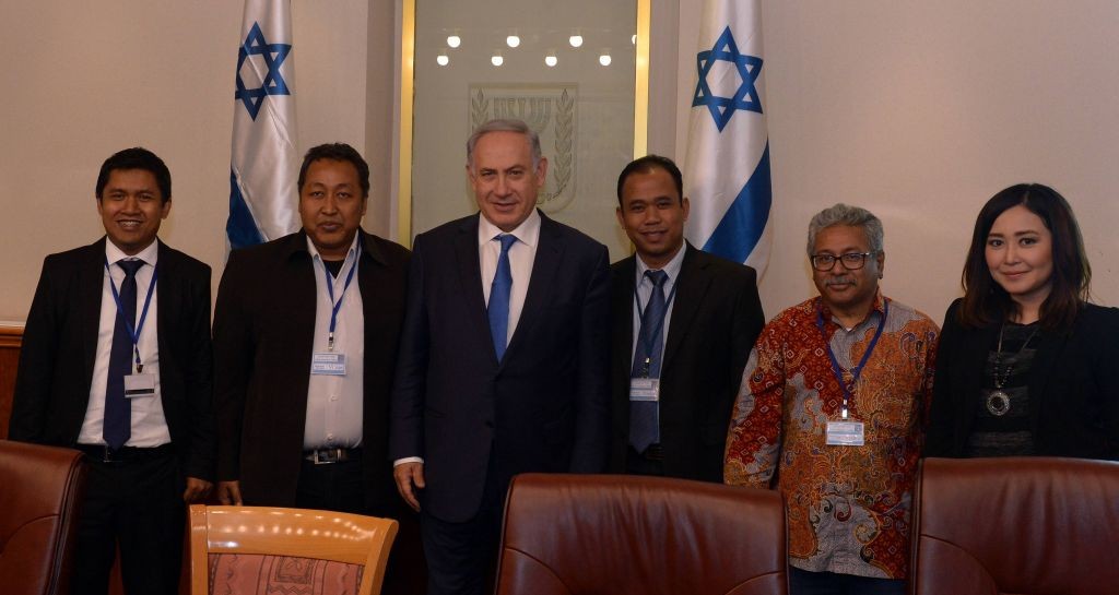 Prime Minister Benjamin Netanyahu with a visiting delegation of Indonesian journalists at the Prime Minister's Office in Jerusalem on March 28, 2016. (Haim Tzach, GPO)
