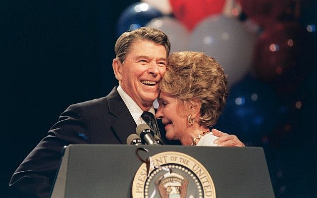 Former US president Ronald Reagan and his wife, Nancy, at a luncheon in New Orleans in honor of her work to combat drug abuse, August 15, 1988. (AFP/Mike Sargent)