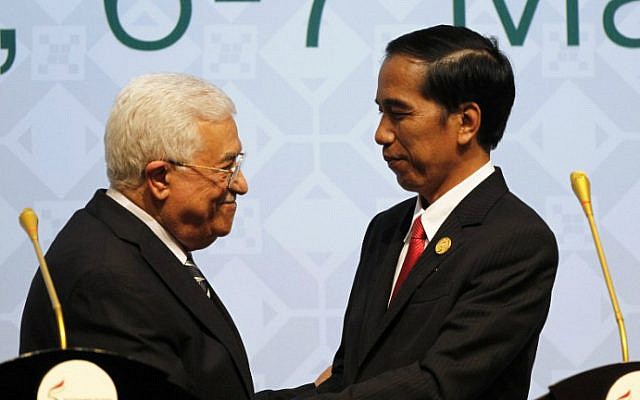 Indonesia's President Joko Widodo (R) shakes hands with Palestinian Authority President Mahmoud Abbas (L) during the closing of the 5th Extraordinary Organization of Islamic Cooperation (OIC) Summit on the Palestinian territories on March 7, 2016 in Jakarta. (Garry Lotulung/Pool/AFP)