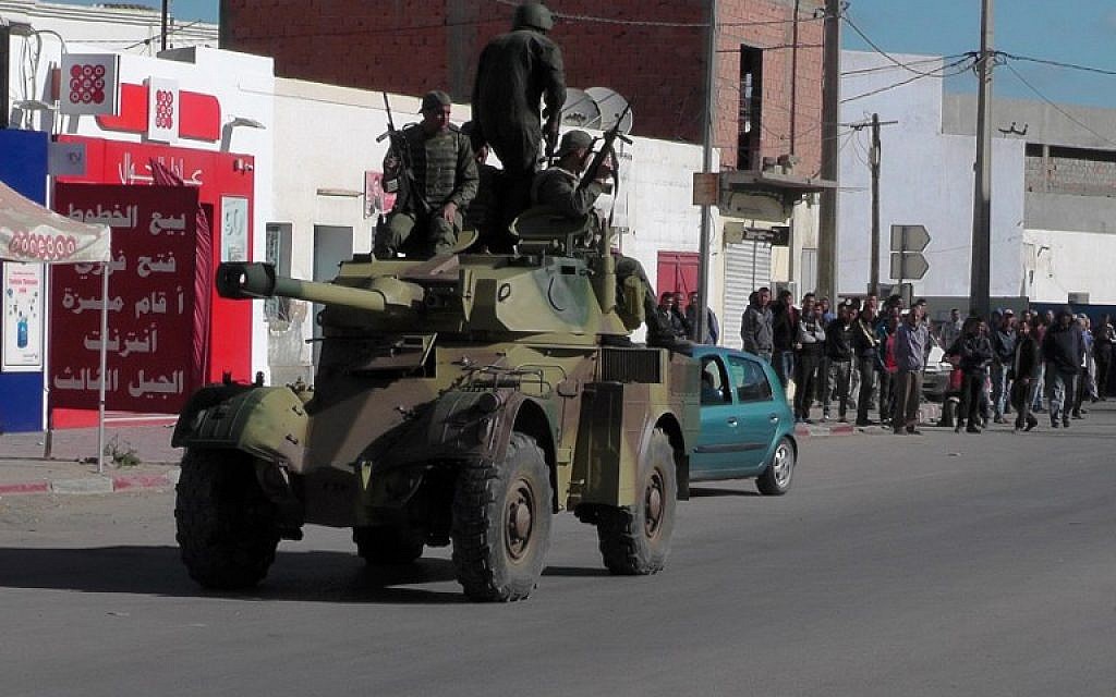 Tunisian soldiers drive a light gun car during clashes in the southern town of Ben Guerdane, near the Libyan border, on March 7, 2016. (AFP / FATHI NASRI)