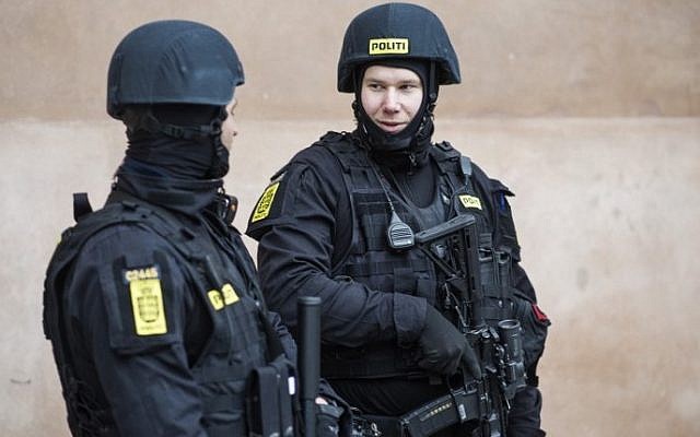 Des policiers danois montent la garde devant le tribunal de la ville de Copenhague, au Danemark, où un procès doit s'ouvrir le 10 mars 2016 contre quatre hommes accusés d'avoir aidé un homme armé d'origine danoise, dont les attaques contre une synagogue et une manifestation de liberté d'expression l'année dernière deux personnes mortes. / AFP / DANEMARK SCANPIX / Emil Hougaard / Danemark OUT