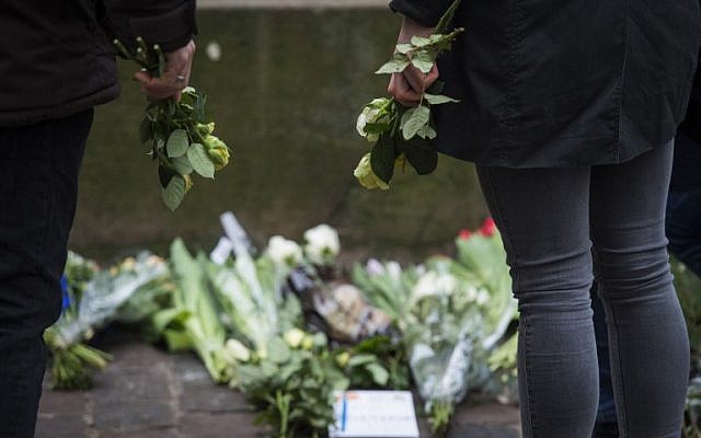 People laying flowers in honor of the shooting victims outside the synagogue Krystalgade in Copenhagen after two fatal attacks in the Danish capital, February 15, 2015. (AFP/Odd Andersen)
