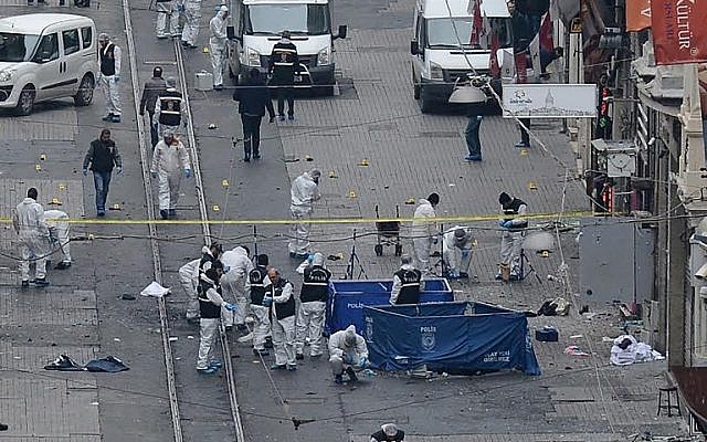 Turkish police, forensics and emergency services work at the scene of an explosion on the pedestrian Istiklal Street in Istanbul on March 19, 2016.
(AFP/ILHAS NEWS AGENCY)