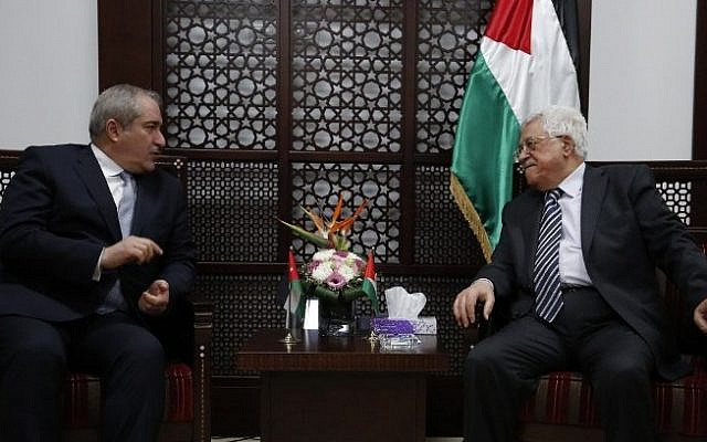 Jordanian Foreign Minister Nasser Judeh (L) meets with Palestinian Authority President Mahmoud Abbas in the West Bank city of Ramallah on March 24, 2016. (AFP / ABBAS MOMANI)