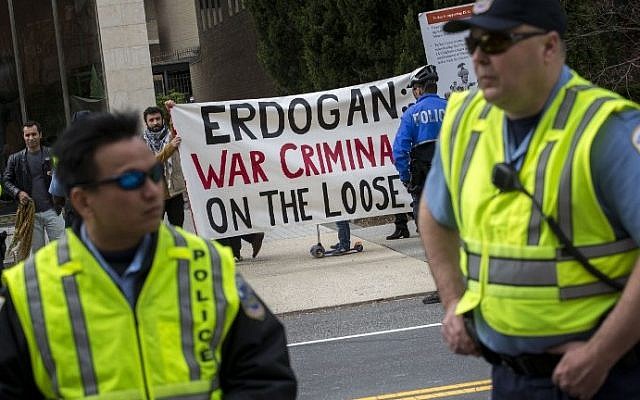 DC Metropolitan Police officers stand guard as protesters rally against Turkish President Recep Tayyip Erdogan outside of the Brookings Institution, March 31, 2016 in Washington, DC. (Drew Angerer/Getty Images/AFP)
