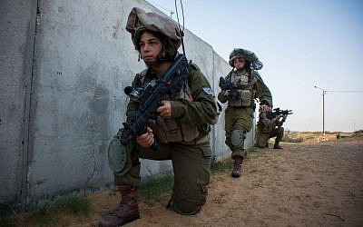 Female soldiers from the mixed-gender Caracal Battalion train in southern Israel on December 10, 2014. (IDF Spokesperson's Unit)