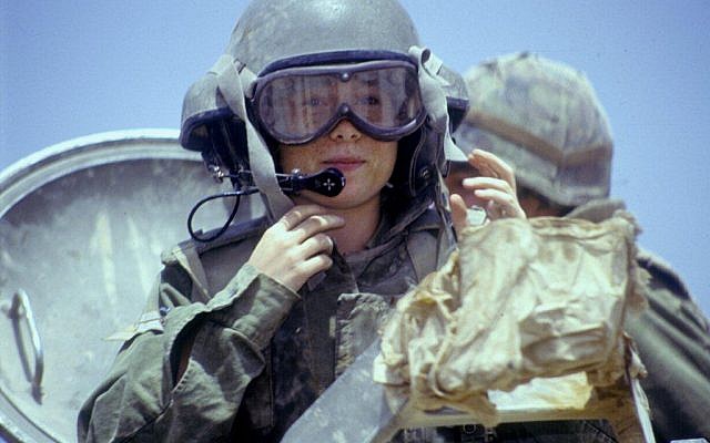 A female tank instructor rides in an M-113 armored personnel carrier on April 21, 1993. (Michael Chai/BeMahane/IDF Archive)