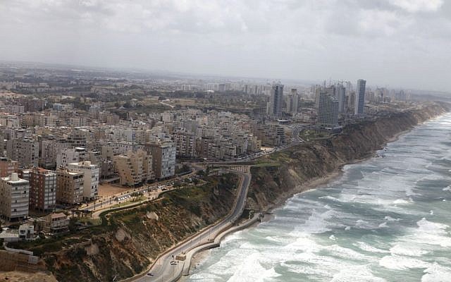 The Netanya city coastline seen on April 16, 2013. (Flash90)