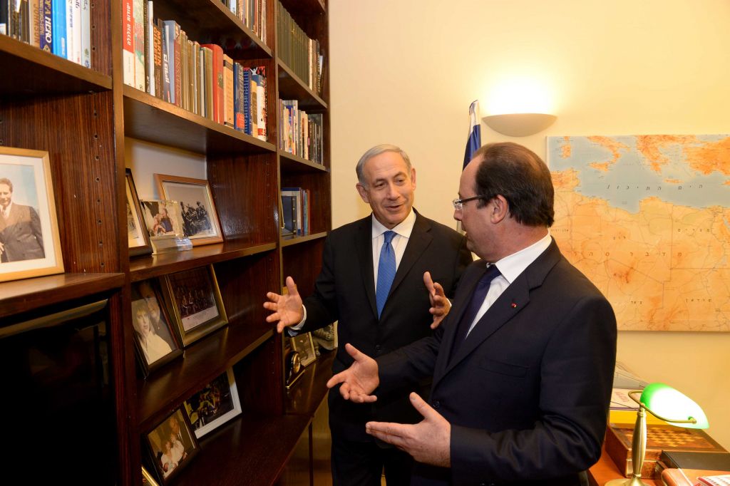 Prime Minister Benjamin Netanyahu (L) speaks with French President Francois Hollande at his official residence in Jerusalem, November 17, 2013 (Avi Ohayon/GPO/Flash90)