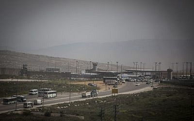 The Qalandiya checkpoint near the Atarot industrial zone, between East Jerusalem and the West Bank, seen on April 7, 2015. (Hadas Parush/Flash90)