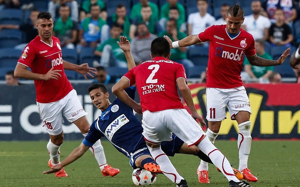 Hapoel Beersheba players (in red) in action against Hapoel Afula during the semifinal of the Israeli cup at the Teddy Stadium in Jerusalem on April 29, 2015.  (Yonatan Sindel/Flash90)